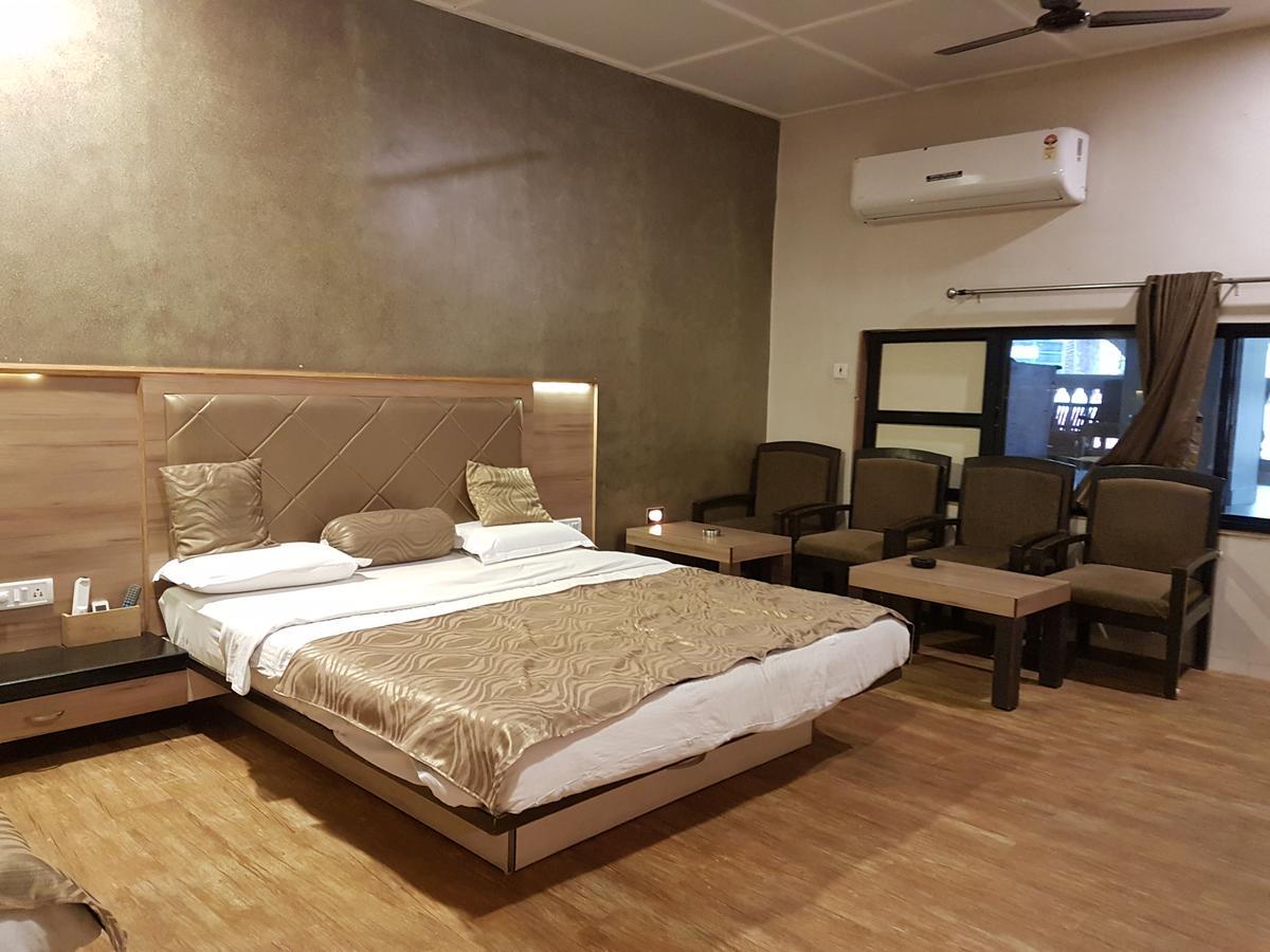 Hotel Savera Palace Маунт-Абу Екстер'єр фото