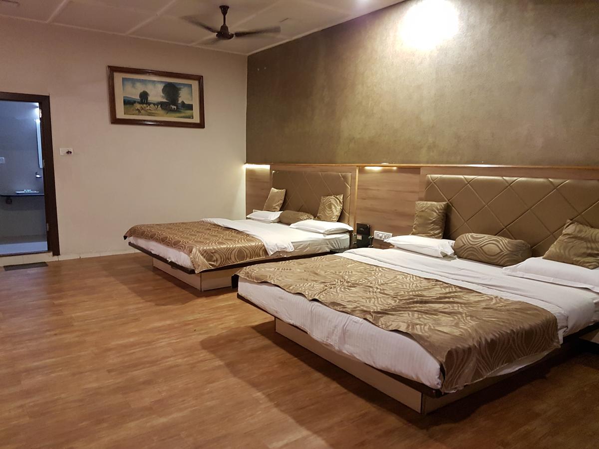 Hotel Savera Palace Маунт-Абу Екстер'єр фото