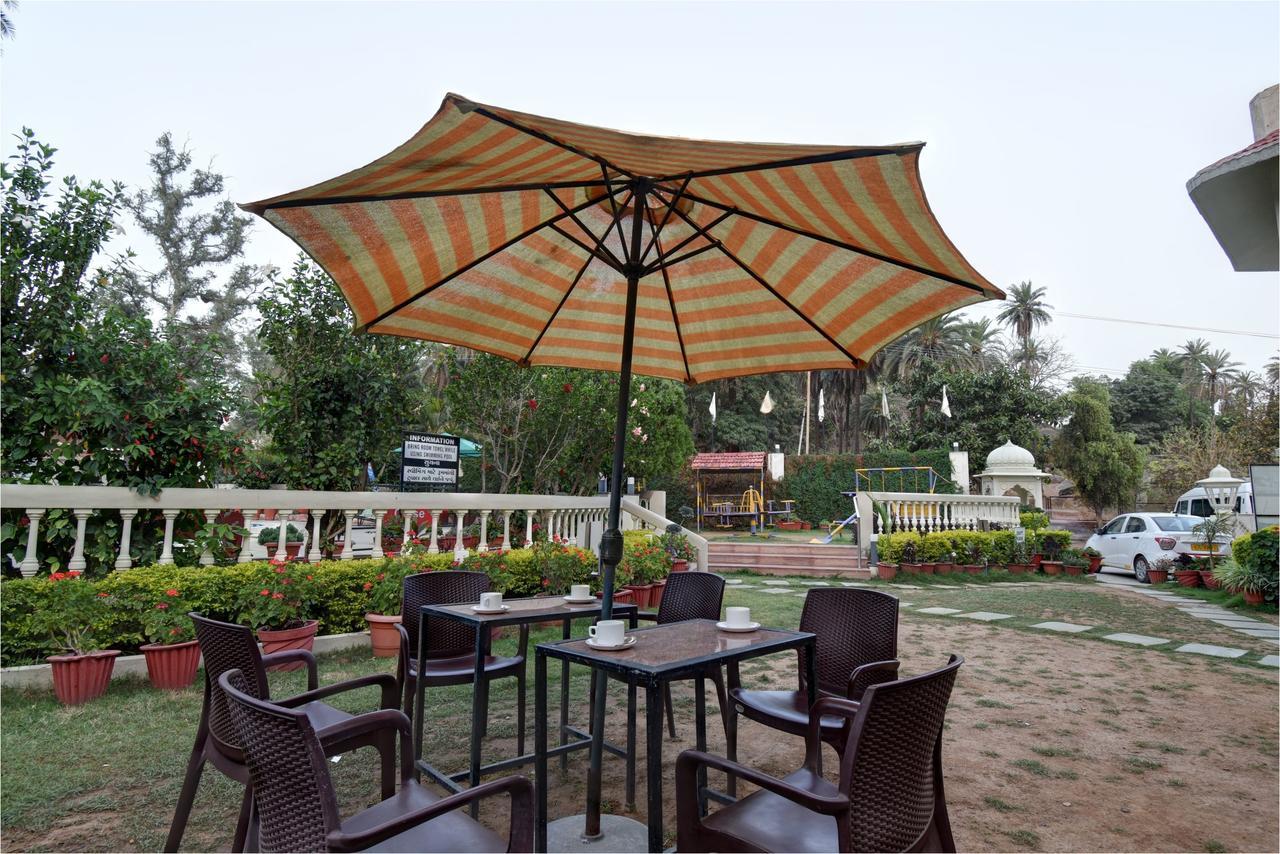 Hotel Savera Palace Маунт-Абу Екстер'єр фото